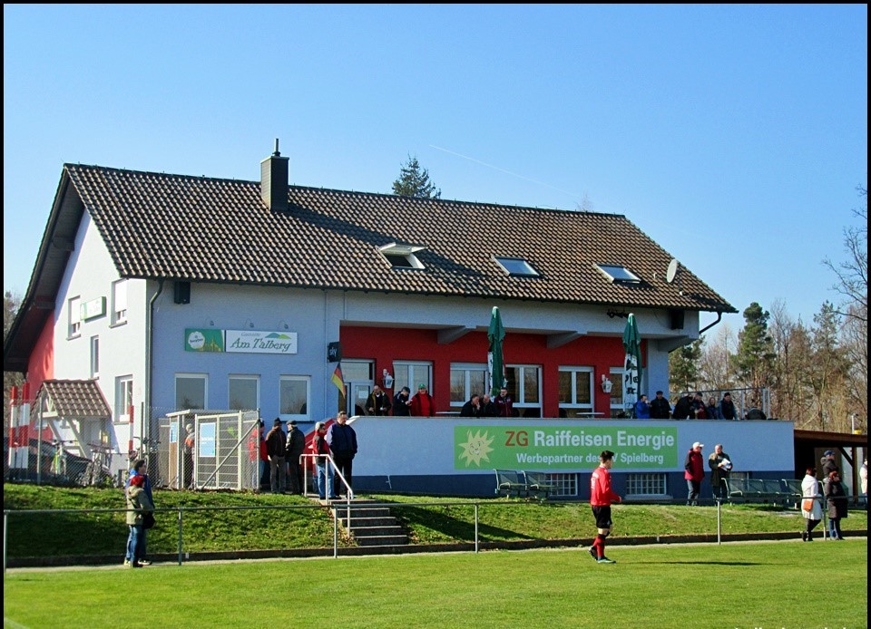 Clubhaus neben dem Spielfeld